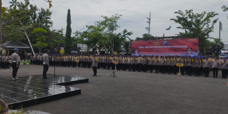 AKBP Siswantoro Pimpin Apel Pergeseran Pasukan BKO Polda Jatim Dalam Pengamanan TPS Pemilu Di Kabupaten Sampang