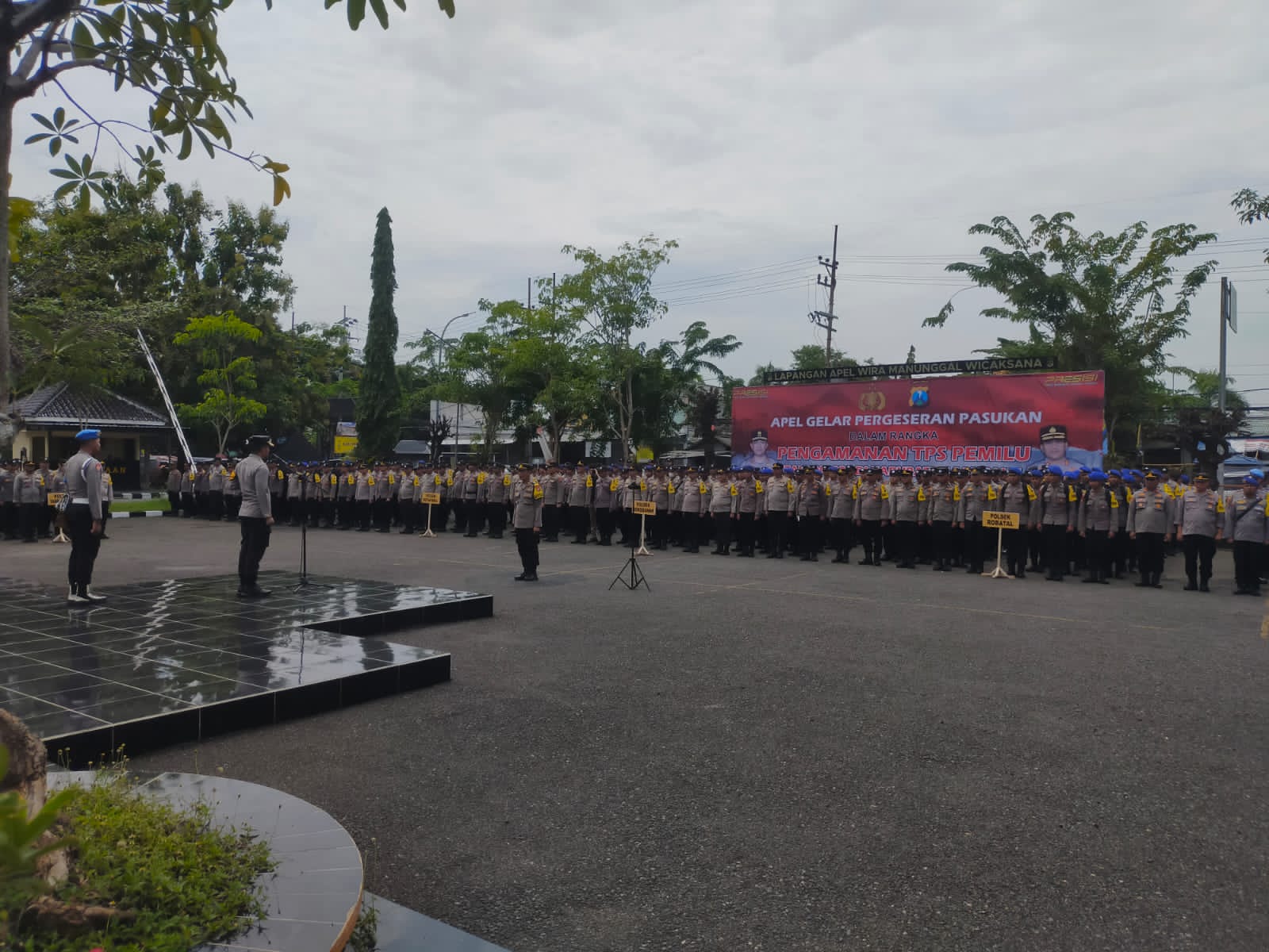 AKBP Siswantoro Pimpin Apel Pergeseran Pasukan BKO Polda Jatim Dalam Pengamanan TPS Pemilu Di Kabupaten Sampang