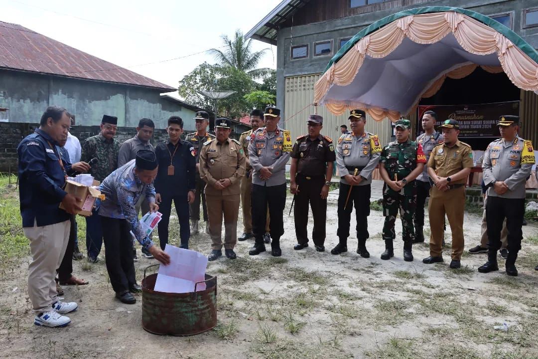 Wakapolda  Saksikan Pemusnahan Sisa Surat Suara Rusak di Gudang Logistik KPU Sukamara