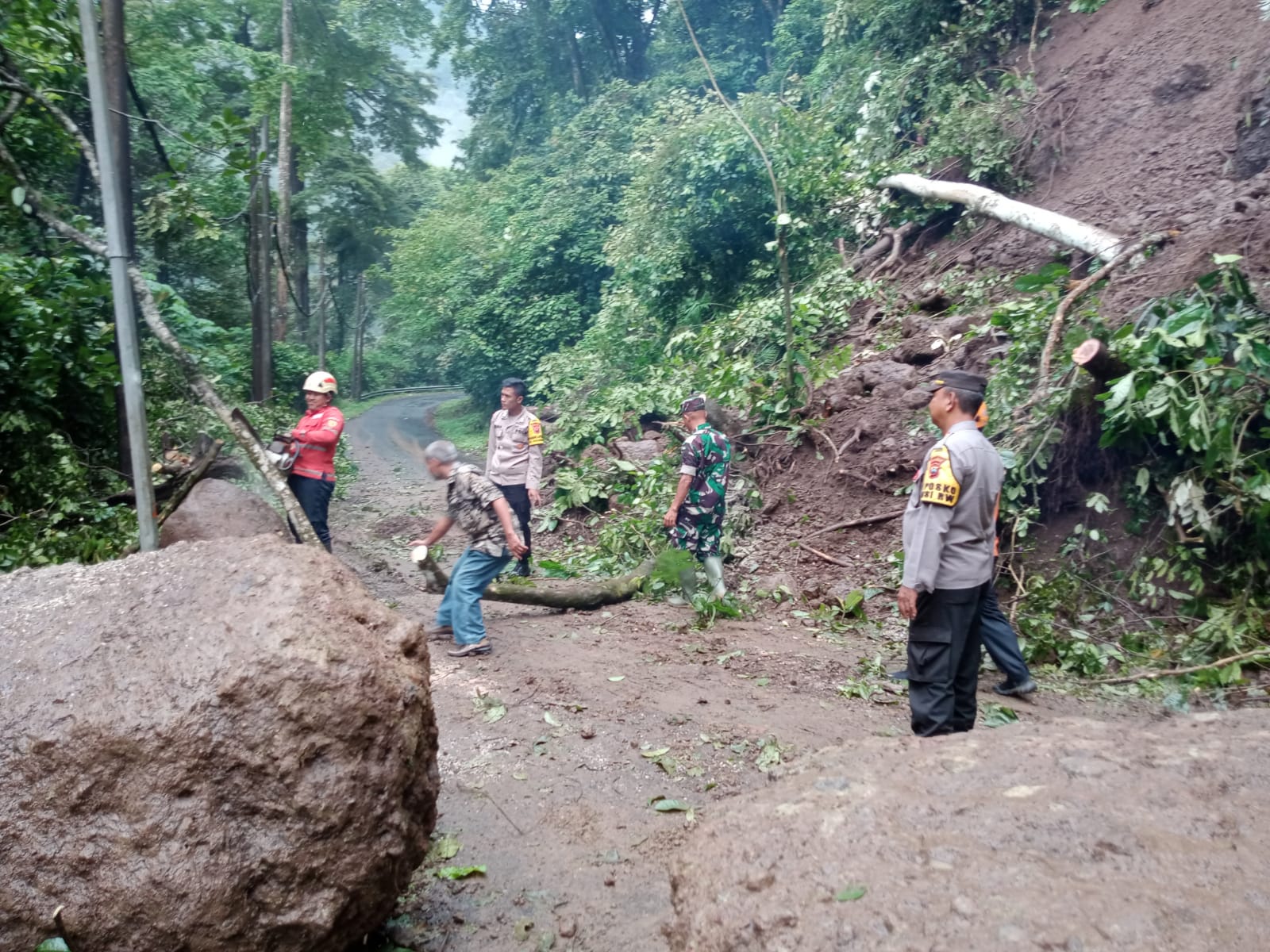 Akses Jalan Karanganyar – Lebakbarang Terputus Akibat Longsor