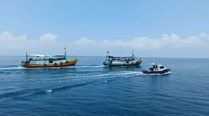 Kawal Logistik Pemilu 2024, Polres Sampang Kerahkan Kapal Polisi Seberangi Perairan Sampang