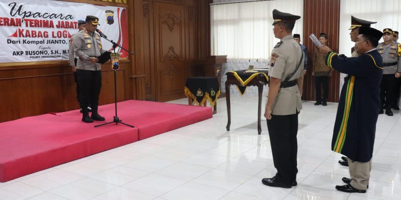 Kapolres Pimpin Upacara Serah Terima Jabatan Kabag Log Pekalongan