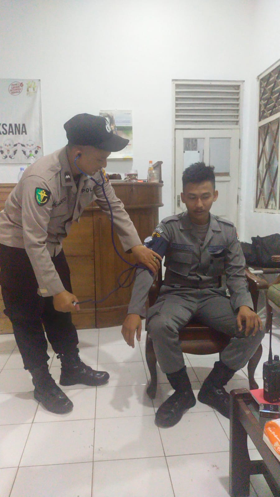 Tim Dokkes Polres Batang Siaga Layani Pemeriksaan Kesehatan Personel Ops Mantap Brata Candi