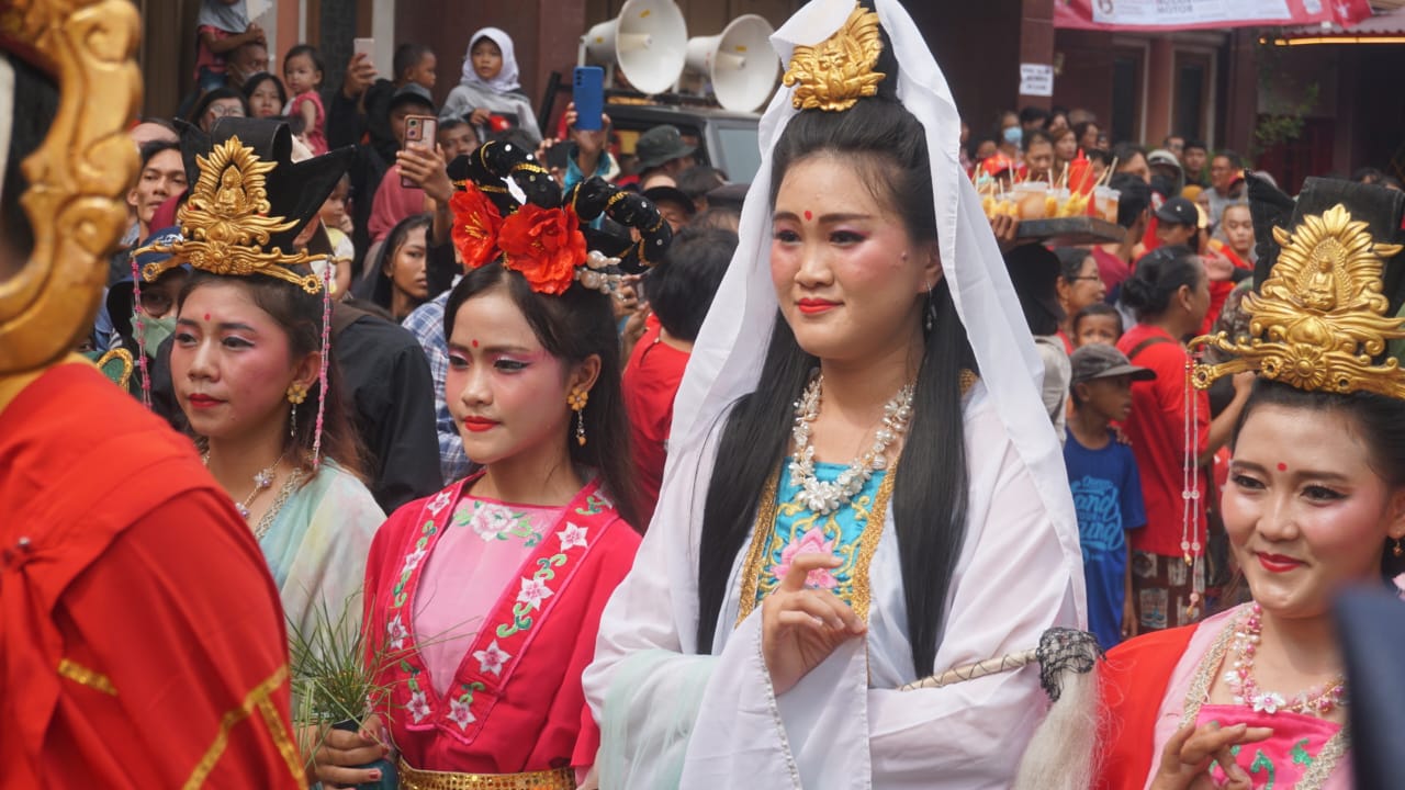 Imlek 2024, Berbagai Etnis Dan Agama Padati Kirab Dewa-Dewi Cap Gomeh di Kota Pekalongan