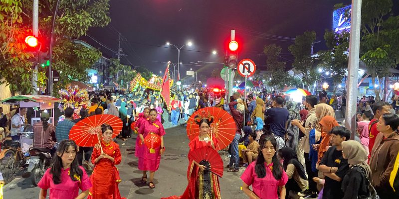 Warga Bojonegoro Padati Jl MH Thamrin, Ikut Rayakan Imlek dan Cap Go Meh
