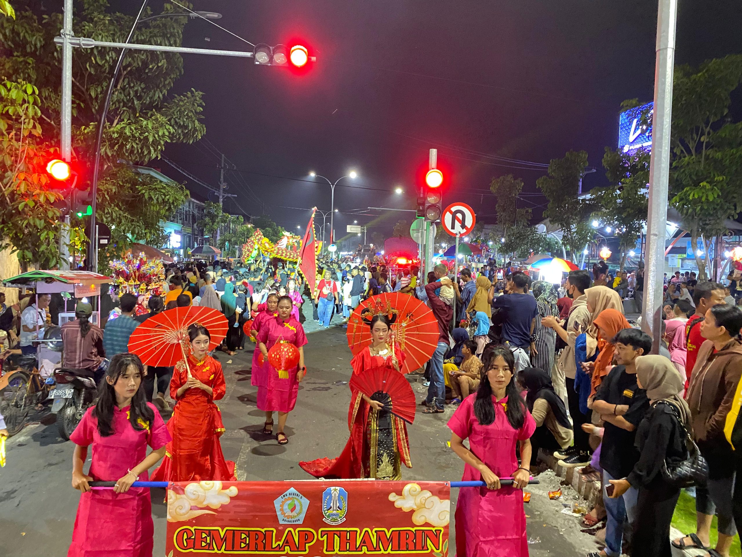 Warga Bojonegoro Padati Jl MH Thamrin, Ikut Rayakan Imlek dan Cap Go Meh