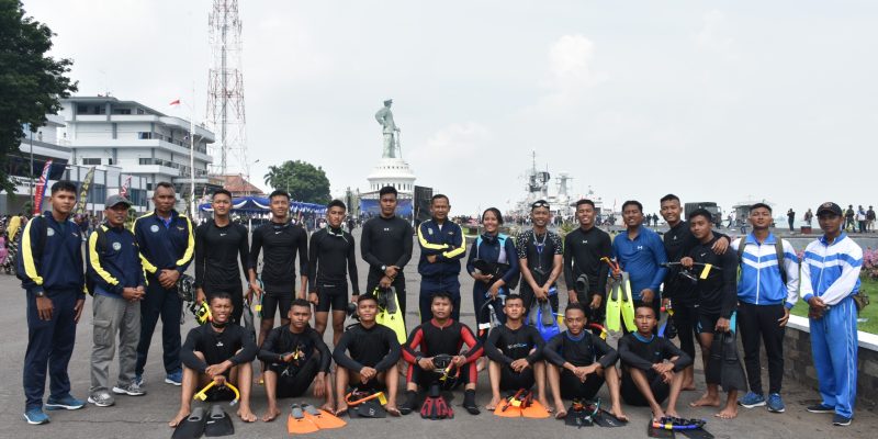 Meriahkan Lomba Fin Swimming Selat Madura, Rajawali Laut Flight tampil Menakjubkan