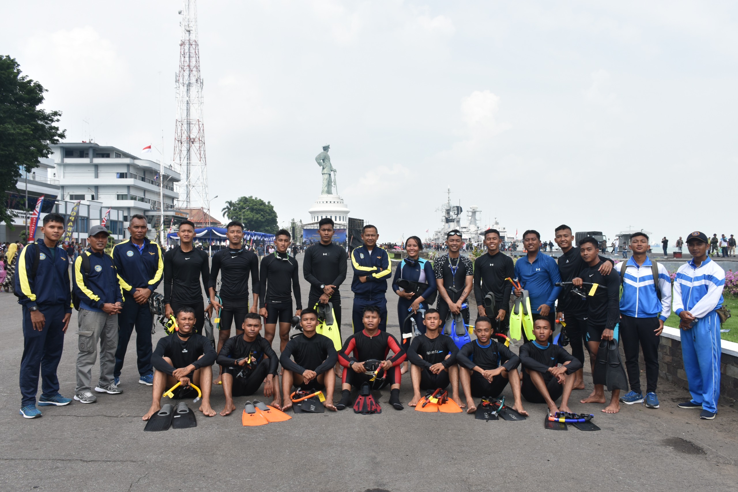 Meriahkan Lomba Fin Swimming Selat Madura, Rajawali Laut Flight tampil Menakjubkan