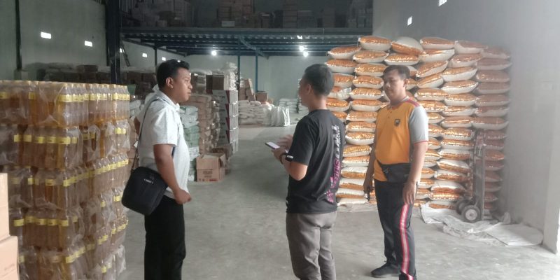 Anggota Polsek Bojong Cek Stok Ketersediaan Bahan Pangan Beras di Wilayahnya
