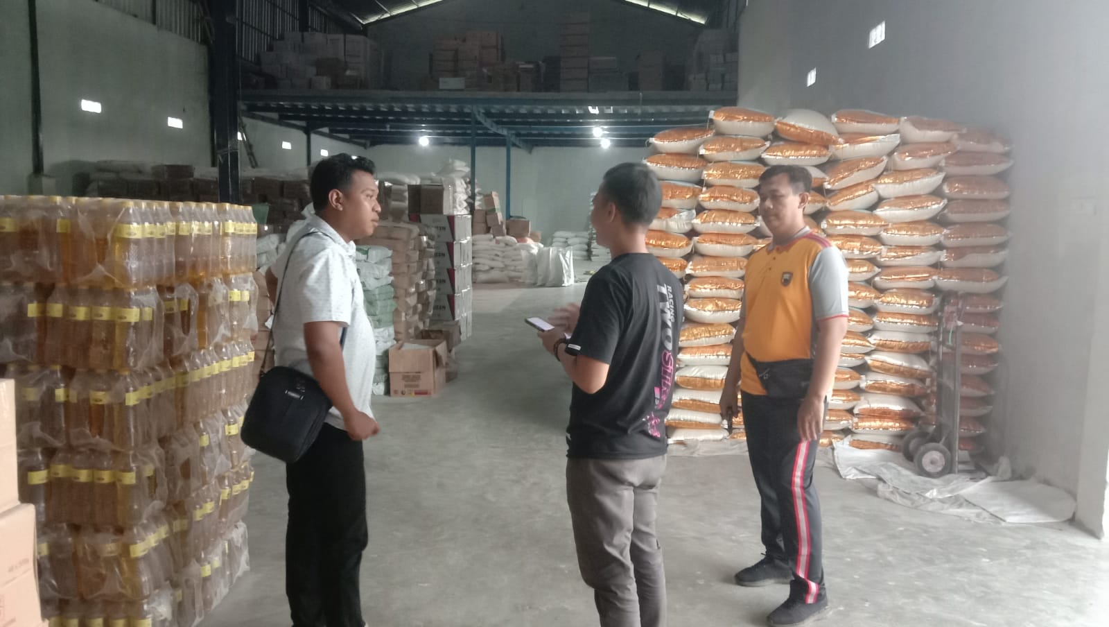 Anggota Polsek Bojong Cek Stok Ketersediaan Bahan Pangan Beras di Wilayahnya