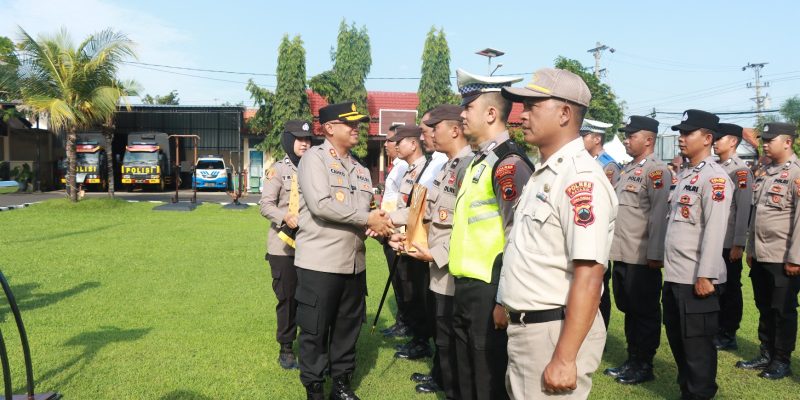 Kapolres Batang Berikan Penghargaan Kepada Anggota Polri Yang Berprestasi
