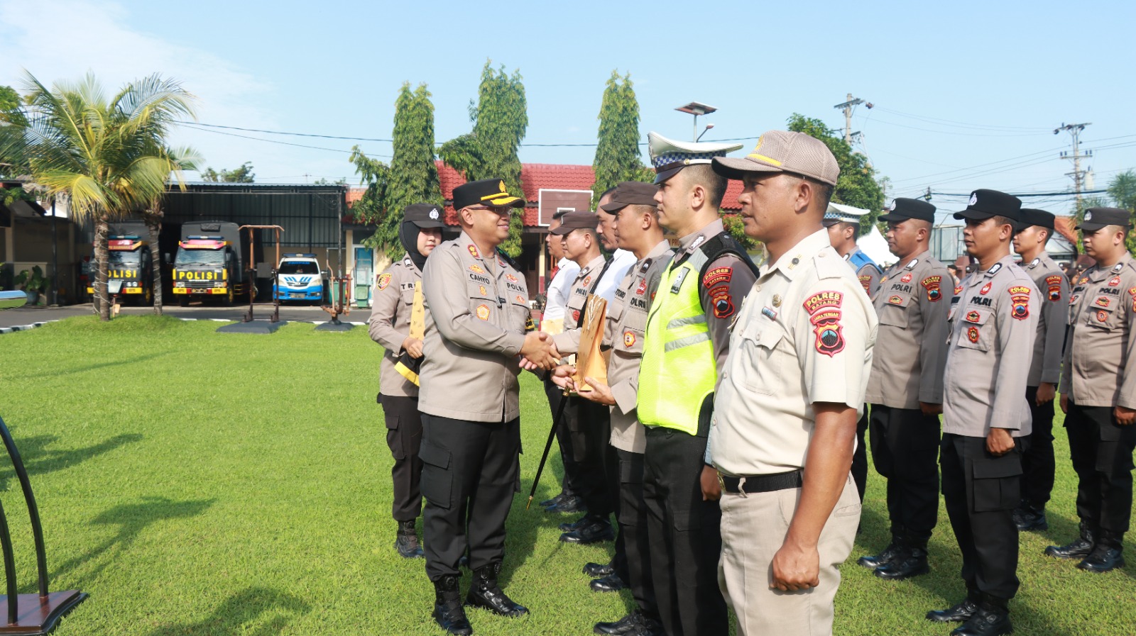 Kapolres Batang Berikan Penghargaan Kepada Anggota Polri Yang Berprestasi