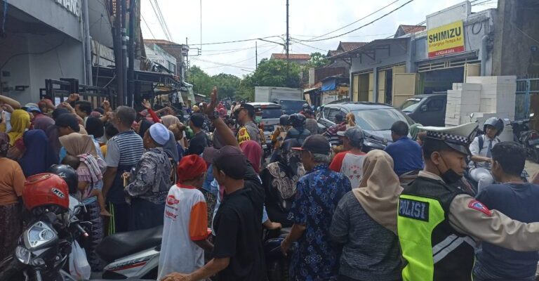 Ramai Nya Pembagian 1645 Beras Gratis Di Kelurahan Simolawang Langsung Di Amankan Polsek Simokerto