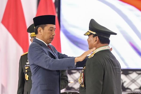 Breaking News…! Presiden Jokowi Sematkan Jenderal Bintang 4 ke Pundak Prabowo Subianto Sebagai Jenderal TNI Kehormatan