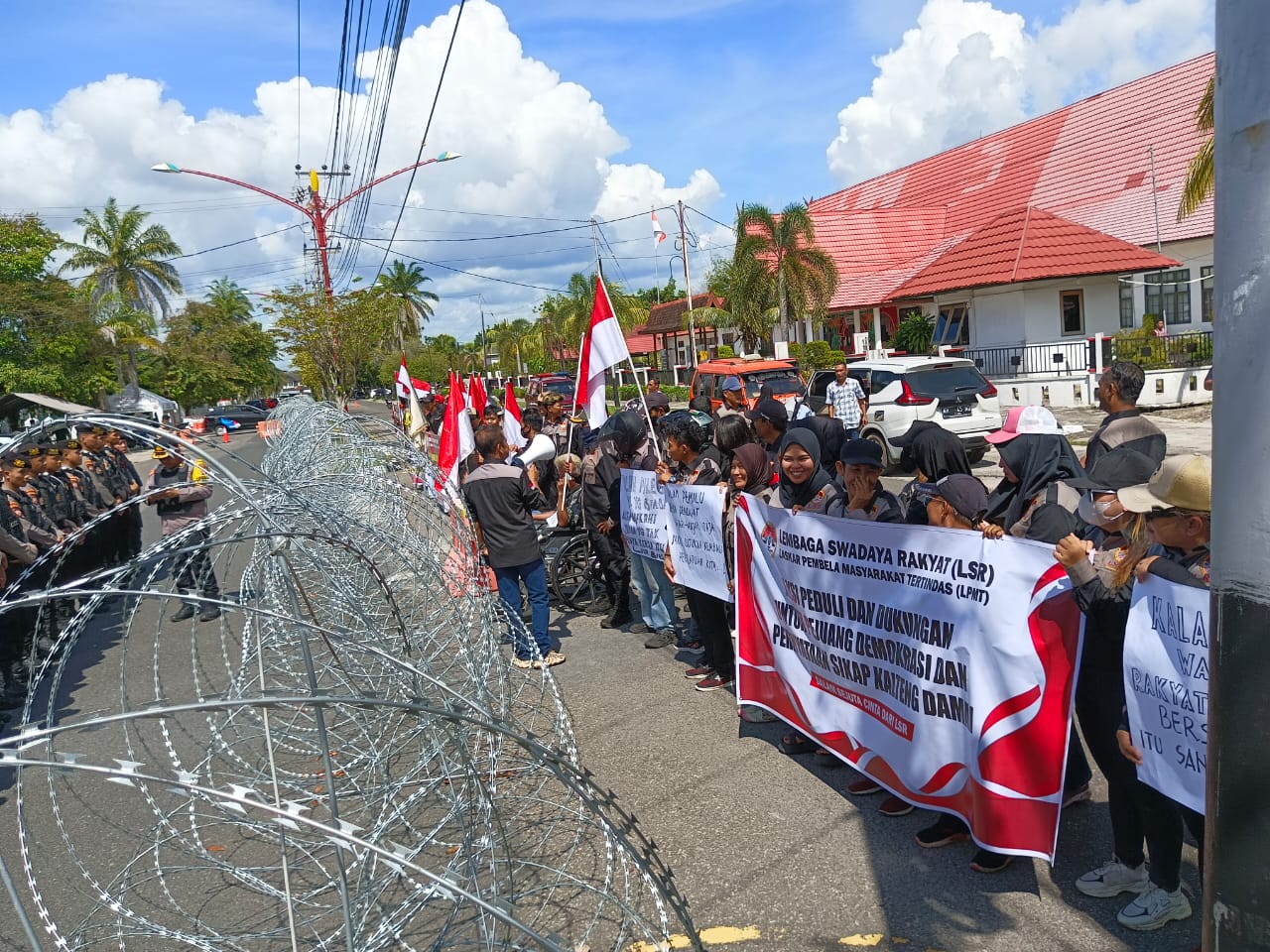 LSR LPMT Kalteng Gelar Aksi di Kantor KPU Dukung Pemilu Jujur dan Adil