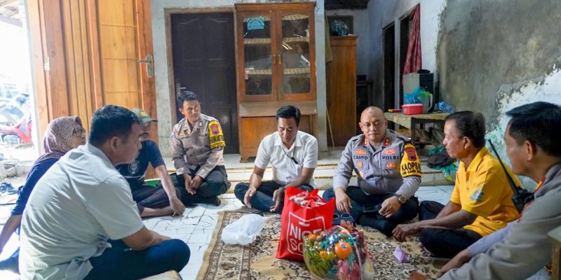 Dukungan Moril dan Fisik : Polres Batang Anjangsana Petugas KPPS Yang Sakit