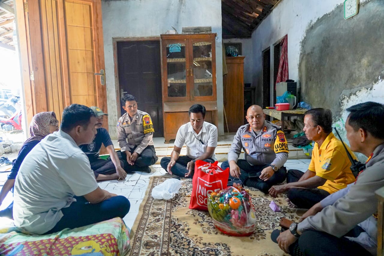Dukungan Moril dan Fisik : Polres Batang Anjangsana Petugas KPPS Yang Sakit