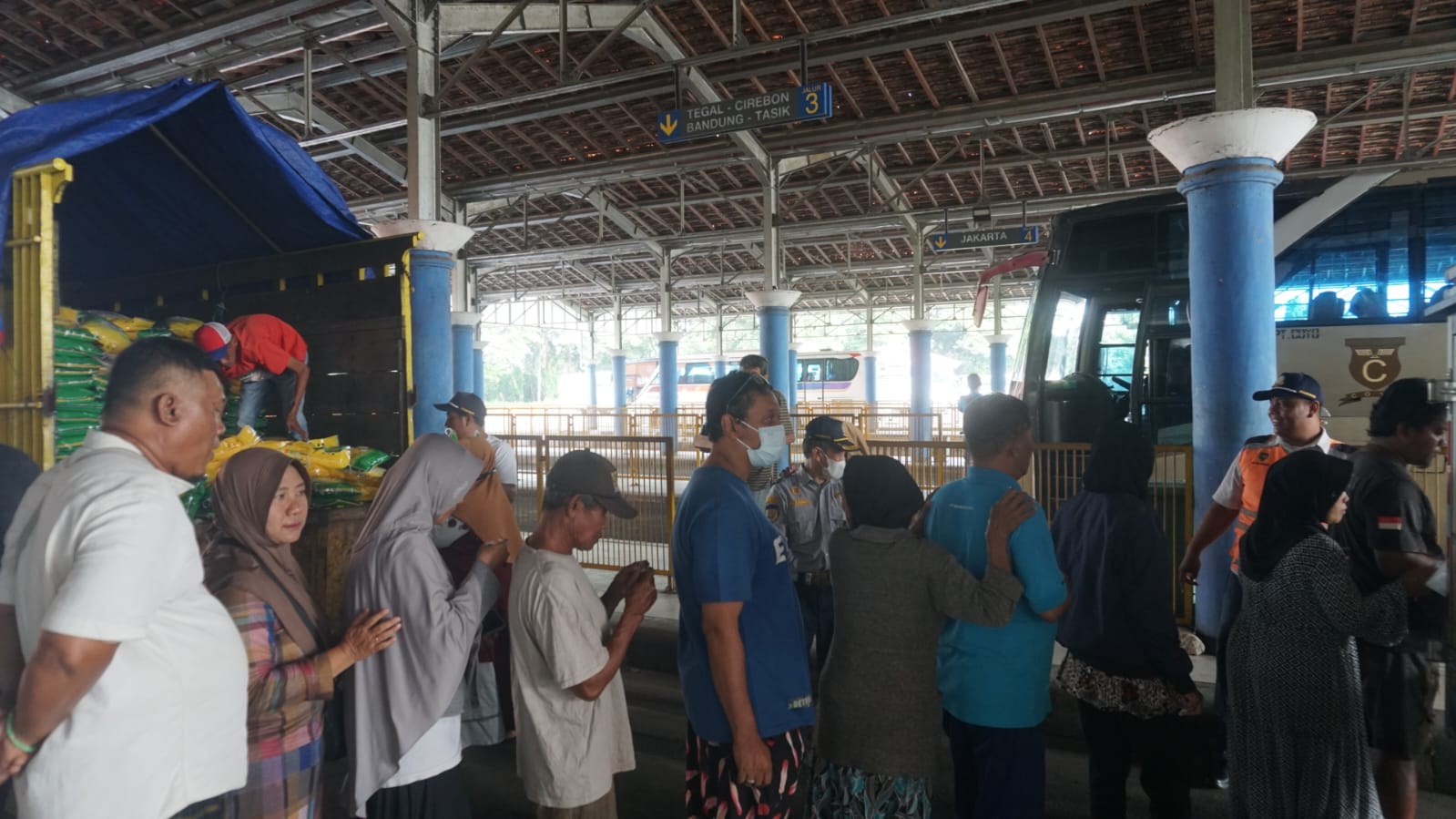 Operasi Pasar Murah, Pemkot Pekalongan Bantu Warga Terminal Dapatkan Sembako