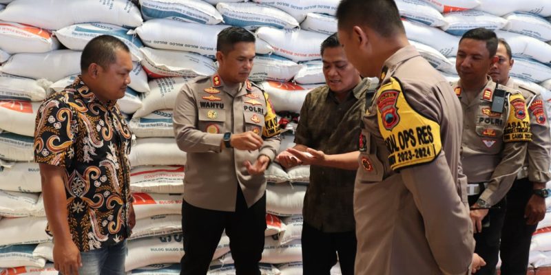 Pastikan Ketersediaan Beras di Pekalongan, Kapolres Cek Stok Beras di Gudang Bulog Wiradesa