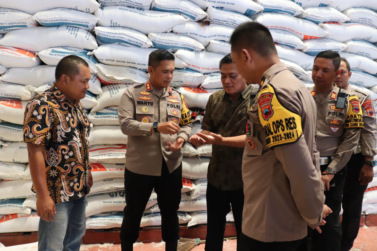 Pastikan Ketersediaan Beras di Pekalongan, Kapolres Cek Stok Beras di Gudang Bulog Wiradesa