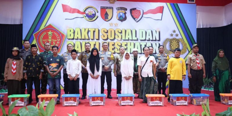 Kapolda Jatim dan Pangdam V Brawijaya Salurkan Bansos 5.000 Paket Sembako Kepada Masyarakat Madura