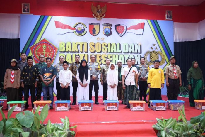 Kapolda Jatim dan Pangdam V Brawijaya Salurkan Bansos 5.000 Paket Sembako Kepada Masyarakat Madura