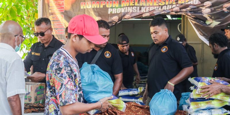 DPP Melanesia Kepri Bagikan Paket Sembako Ke Warga Belakang Padang