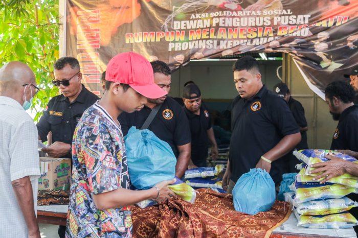 DPP Melanesia Kepri Bagikan Paket Sembako Ke Warga Belakang Padang
