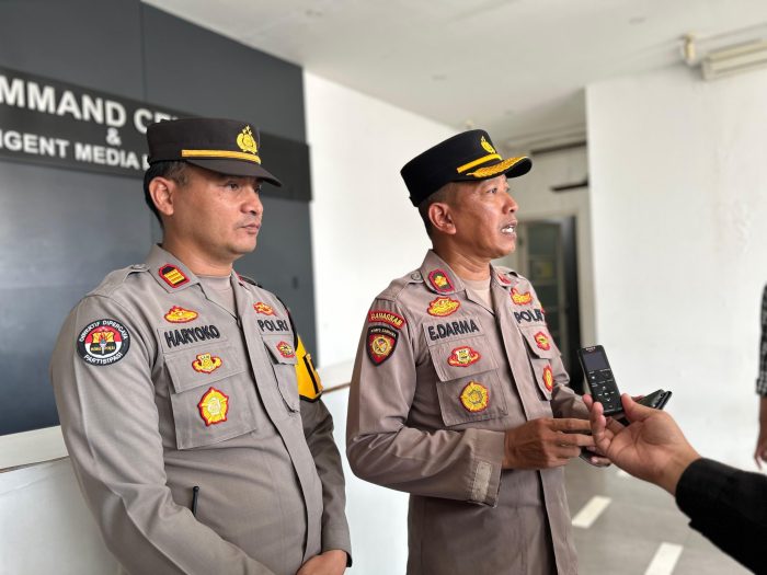 Diduga Mengantuk Pengendara Daihatsu Terios Menabrak Pondasi Tiang
