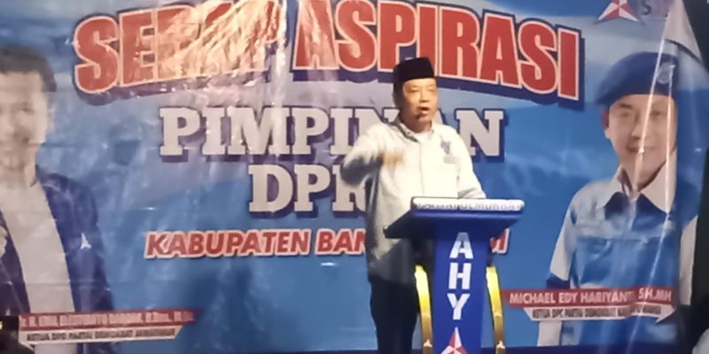 RIBUAN EMAK EMAK Hadir Dalam Kampanye Terakhirnya Pimpinan DPRD Fraksi Partai Demokrat Micheal Edy Hariyanto SH MH