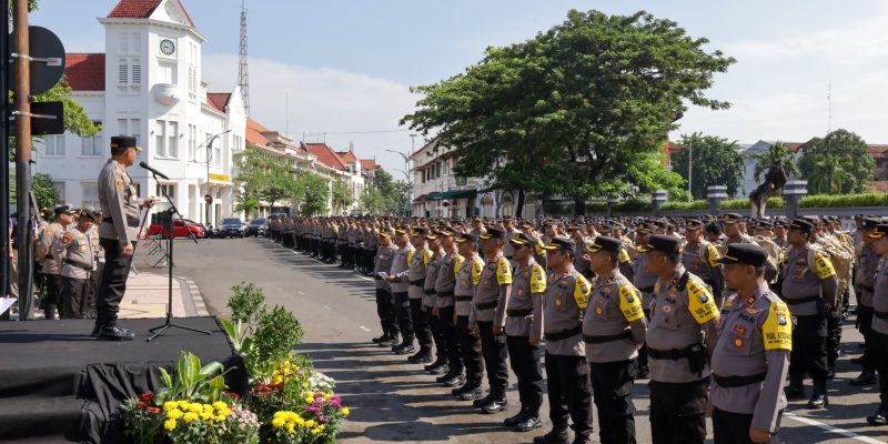 Pastikan Kelancaran Tahap Pemungutan Suara Polrestabes Surabaya Gelar Apel Pergeseran Pasukan Personel Pengamanan TPS Pemilu 2024