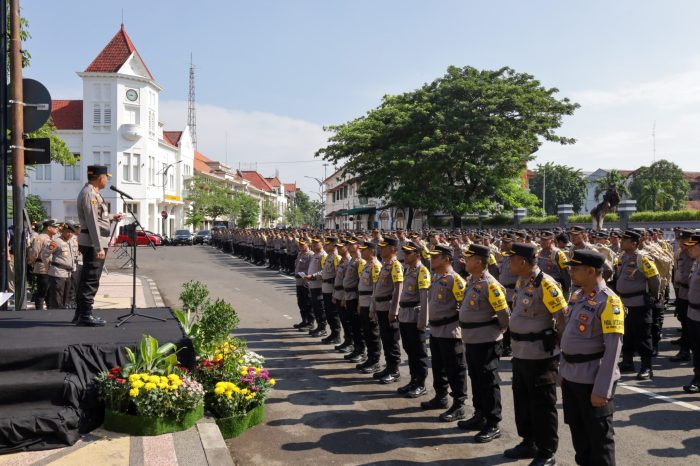 Pastikan Kelancaran Tahap Pemungutan Suara Polrestabes Surabaya Gelar Apel Pergeseran Pasukan Personel Pengamanan TPS Pemilu 2024