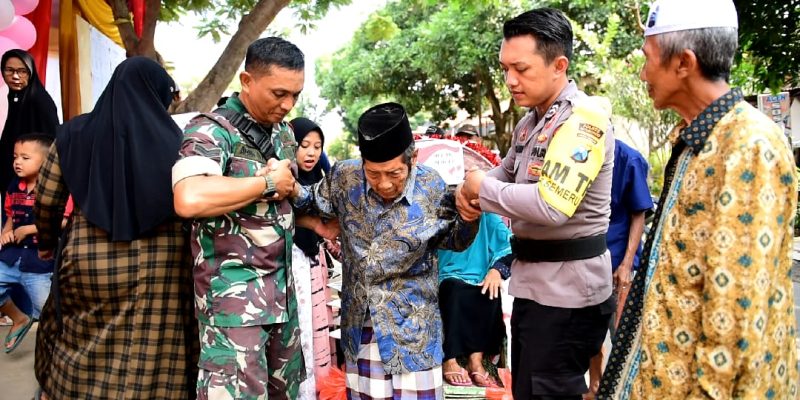 Bupati Apresiasi Kolaborasi TNI – Polri di Situbondo Antar Jemput Lansia Datang ke TPS Demi Gunakan Hak Pilih