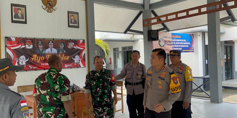 Kapolres Nganjuk Cek Kesiap Siagaan Serta Kesehatan Petugas Pengamatan Kotak Suara Di PPK