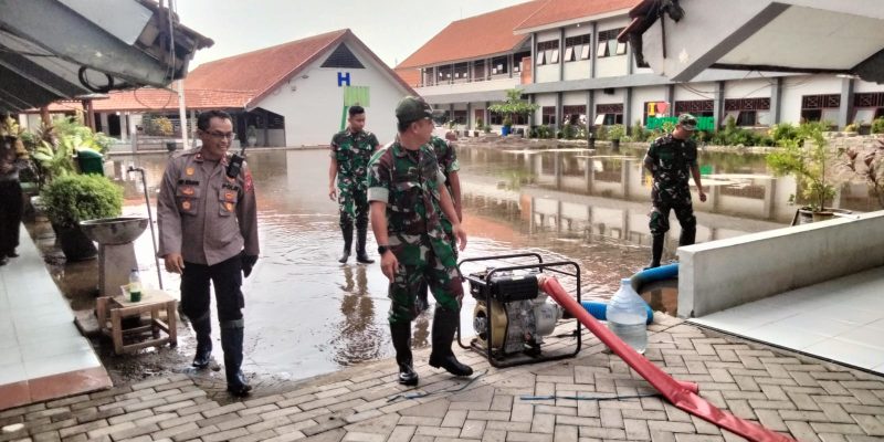 Sinergitas Polisi Bersama TNI Dan BPBD Tangani Banjir Di Sidoarjo