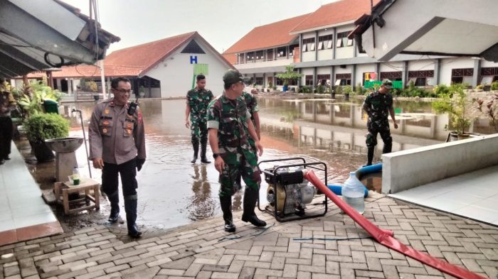 Sinergitas Polisi Bersama TNI Dan BPBD Tangani Banjir Di Sidoarjo