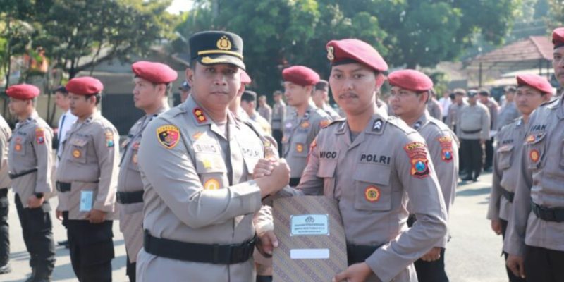 Upacara Hari Kesadaran Nasional, Kapolres Kediri Beri Penghargaan Anggota Berprestasi