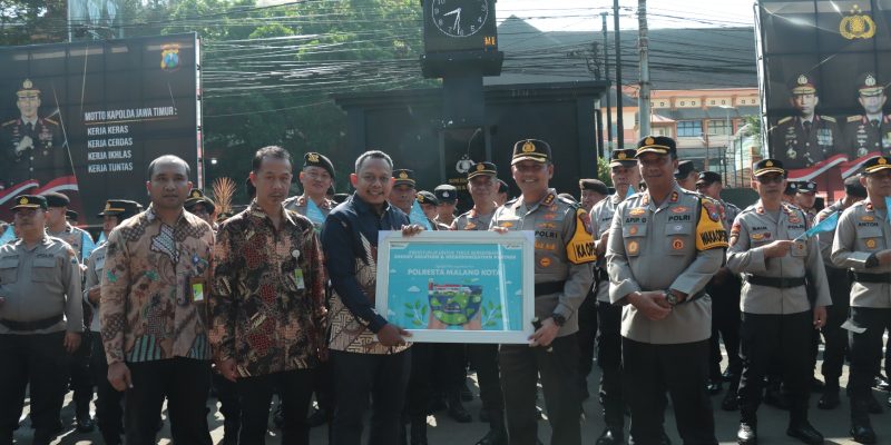 Dukung Zero Emisi, Polresta Malang Kota Terima Sertifikat Dekarbonisasi Partner dan Pohon dari Pertamina