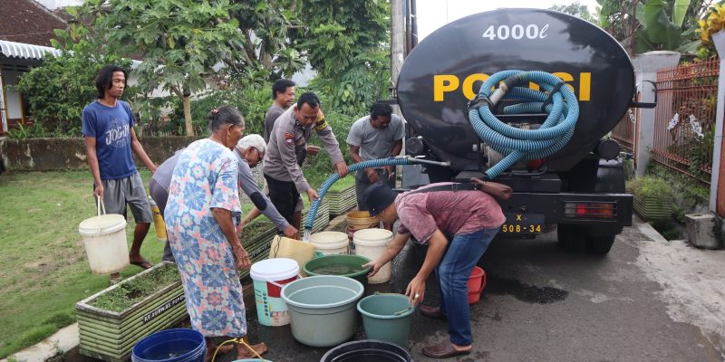 Polres Malang Salurkan Bantuan Air Bersih untuk Warga Dusun Pepen