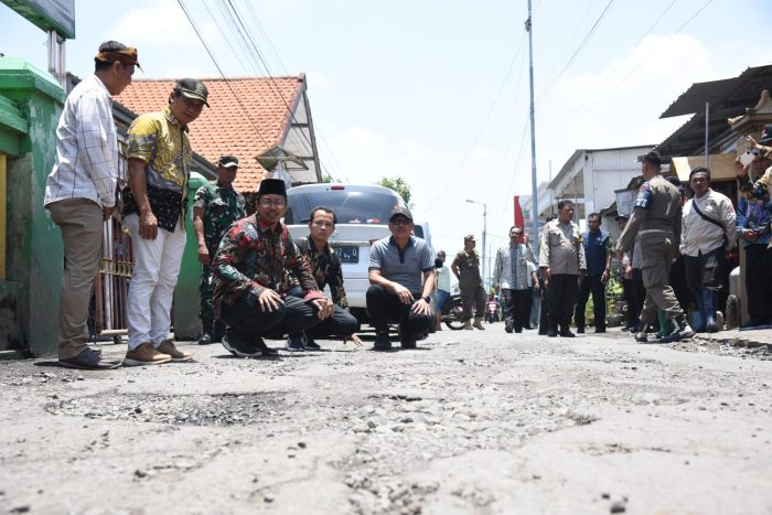 Banjir Di Kecamatan Porong Surut, Bupati Gus Muhdlor Segera Perbaiki Jalan Desa Yang Rusak