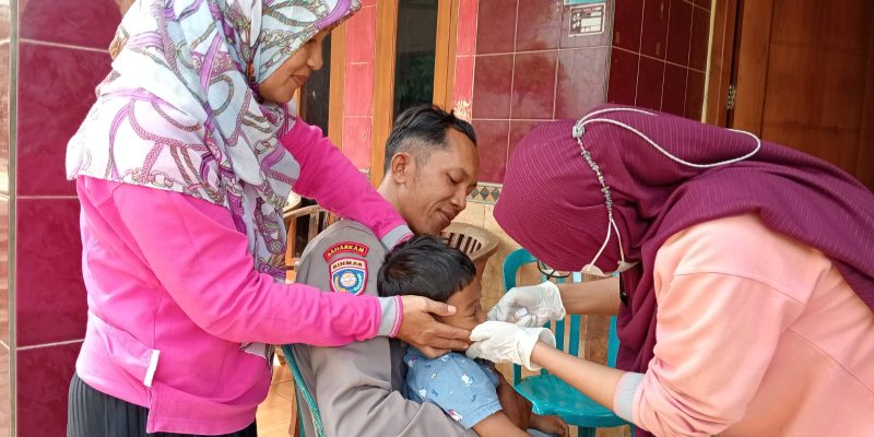 Dampingi Warga Binaanya, Pak Bhabin Polres Ngawi Turut Sukseskan Program Imunisasi Polio