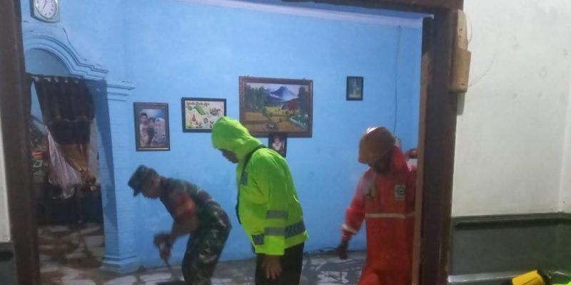Kompak Polres Ngawi bersama TNI Bantu Bersihkan Rumah Warga Terdampak Luapan Sungai Sawur