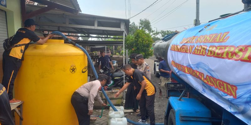 Polisi Beri Bantuan Air Bersih Untuk Warga Terdampak Banjir di Sidoarjo