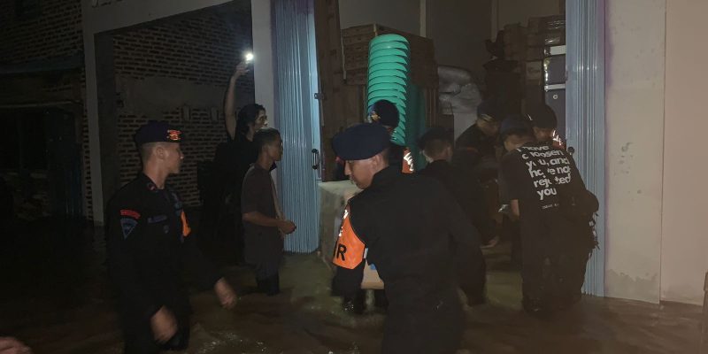 Respon Cepat Brimob Polda Lampung Membantu Masyarakat Terdampak Korban Banjir