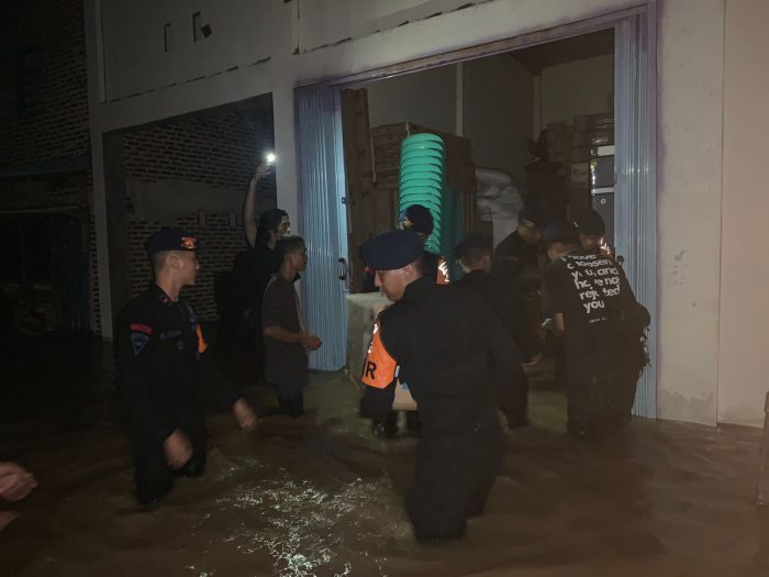 Respon Cepat Brimob Polda Lampung Membantu Masyarakat Terdampak Korban Banjir