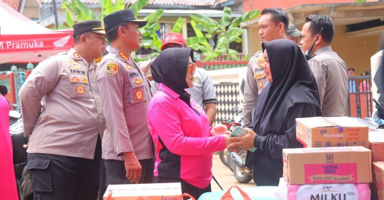 Polda Lampung, Berjibaku Membantu Korban Terdampak Banjir di Lampung