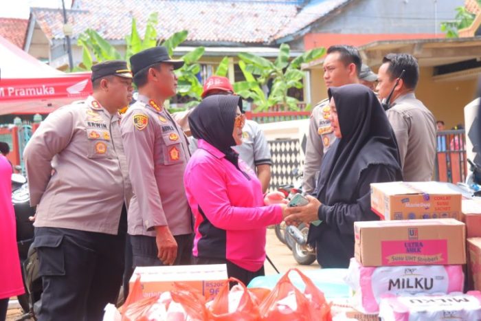 Polda Lampung, Berjibaku Membantu Korban Terdampak Banjir di Lampung