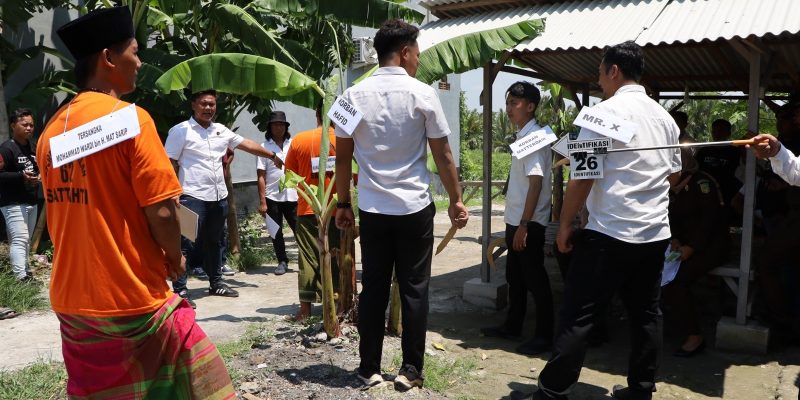 Polres Bangkalan Gelar Rekontruksi Carok Berdarah 2 Vs 4, Tampilkan 38 Adegan Polres Bangkalan – Polres Bangkalan menggelar rekontruksi adegan peristiwa carok berdarah 2 vs 4 orang di Desa Bumi Anyar, Bangkalan yang menggemparkan publik, Senin siang kemarin (26/2/2024).  Sebanyak 38 adegan rekonstruksi diperagakan di jalur kembar Ring Road Barat, Kabupaten Bangkalan. 38 adegan ini pun memakan waktu sekitar 4 jam.   Adegan kasus carok ini diperankan oleh kedua tersangka, yaitu Hasan (40) dan Wardi (35). Korban serta saksi menggunakan peran pengganti. Dalam reka ulang tersebut, turut hadir dari pihak jaksa dan kuasa hukum tersangka.   Kapolres Bangkalan AKBP Febri Isman Jaya, S.H., S.I.K., M.I.K. menyampaikan bahwa gelar rekonstruksi berupaya untuk mengembalikan peristiwa menjadi peristiwa diulang kembali atas permintaan JPU (jaksa penuntut umum). Rekonstruksi tersebut berupaya agar membuat lebih terang lagi tindak pidana yang terjadi.  “Apakah ada pelaku lain, BB lain, termasuk apakah ada saksi lain, sebenarnya untuk lebih membuat kembali terang, memperjelas hingga benderang peristiwa itu, sehingga sewaktu rekontruksi ada 38 adegan yang diperagakan,” ungkap AKBP Febri, saat dihubungi secara terpisah pada Selasa pagi ini (27/02/2024).   Pihak kepolisian memilih lokasi lain untuk rekonstruksi tersebut dengan tujuan menjaga situasi agar tetap kondusif.   “Kami memang memilih lokasi yang berbeda, dengan alasan keamanan dan juga untuk menjaga kondusifitas di tempat kejadian perkara,” tambah AKBP Febri.   Tak ayal, rekontruksi pada Senin siang kemarin pun menjadi tontonan warga yang melintas di jalan Kinibalu, atau yang lebih akrab dikenal sebagai jalan kembar ring road barat kota Bangkalan.   “Ya benar, memang ada warga yang melintas jalan tersebut lalu menepikan kendaraan mereka sejenak dan menonton untuk melihat dengan dekat bagaimana kejadian berdarah tersebut terjadi,” tutup Kapolres Bangkalan tersebut. (Red/Hum)