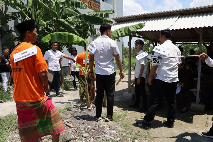 Polres Bangkalan Gelar Rekontruksi Carok Berdarah 2 Vs 4, Tampilkan 38 Adegan Polres Bangkalan – Polres Bangkalan menggelar rekontruksi adegan peristiwa carok berdarah 2 vs 4 orang di Desa Bumi Anyar, Bangkalan yang menggemparkan publik, Senin siang kemarin (26/2/2024).  Sebanyak 38 adegan rekonstruksi diperagakan di jalur kembar Ring Road Barat, Kabupaten Bangkalan. 38 adegan ini pun memakan waktu sekitar 4 jam.   Adegan kasus carok ini diperankan oleh kedua tersangka, yaitu Hasan (40) dan Wardi (35). Korban serta saksi menggunakan peran pengganti. Dalam reka ulang tersebut, turut hadir dari pihak jaksa dan kuasa hukum tersangka.   Kapolres Bangkalan AKBP Febri Isman Jaya, S.H., S.I.K., M.I.K. menyampaikan bahwa gelar rekonstruksi berupaya untuk mengembalikan peristiwa menjadi peristiwa diulang kembali atas permintaan JPU (jaksa penuntut umum). Rekonstruksi tersebut berupaya agar membuat lebih terang lagi tindak pidana yang terjadi.  “Apakah ada pelaku lain, BB lain, termasuk apakah ada saksi lain, sebenarnya untuk lebih membuat kembali terang, memperjelas hingga benderang peristiwa itu, sehingga sewaktu rekontruksi ada 38 adegan yang diperagakan,” ungkap AKBP Febri, saat dihubungi secara terpisah pada Selasa pagi ini (27/02/2024).   Pihak kepolisian memilih lokasi lain untuk rekonstruksi tersebut dengan tujuan menjaga situasi agar tetap kondusif.   “Kami memang memilih lokasi yang berbeda, dengan alasan keamanan dan juga untuk menjaga kondusifitas di tempat kejadian perkara,” tambah AKBP Febri.   Tak ayal, rekontruksi pada Senin siang kemarin pun menjadi tontonan warga yang melintas di jalan Kinibalu, atau yang lebih akrab dikenal sebagai jalan kembar ring road barat kota Bangkalan.   “Ya benar, memang ada warga yang melintas jalan tersebut lalu menepikan kendaraan mereka sejenak dan menonton untuk melihat dengan dekat bagaimana kejadian berdarah tersebut terjadi,” tutup Kapolres Bangkalan tersebut. (Red/Hum)