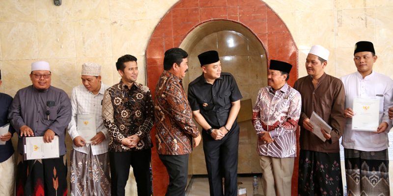 Wali Kota Eri Cahyadi Dampingi Menteri Atr/Bpn Serahkan Sertifikat Tanah Wakaf Di Ponpes An-Najiyah Sidosermo